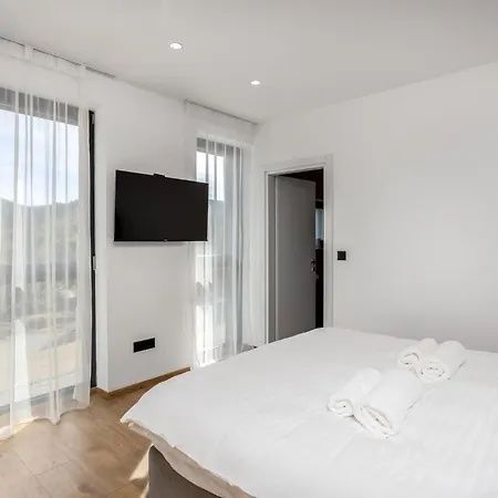 2 Bedroom Lovely In